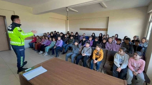 Jandarmadan &ouml;ğrenci ve vatandaşlara trafik eğitimi
