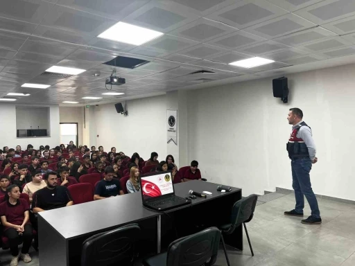 Jandarmadan &ouml;ğrencilere siber g&uuml;venlik eğitimi
