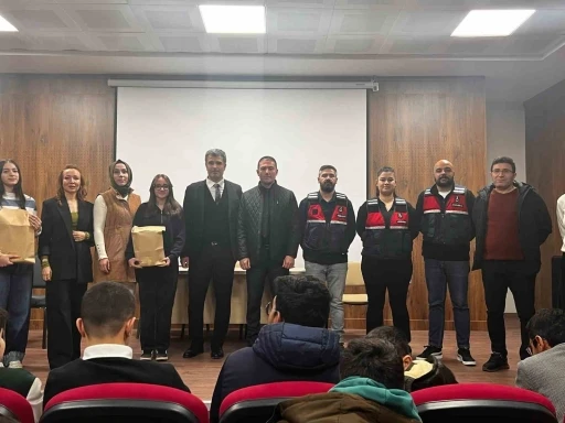 Jandarmadan &ouml;ğrencilere sosyal medya g&uuml;venlik eğitimi
