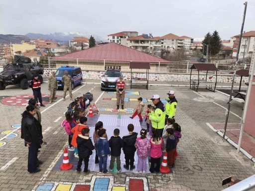 Jandarmadan &ouml;ğrencilere trafik eğitimi
