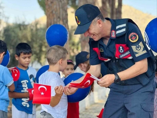 Jandarmadan öğrencilere Türk bayrağı

