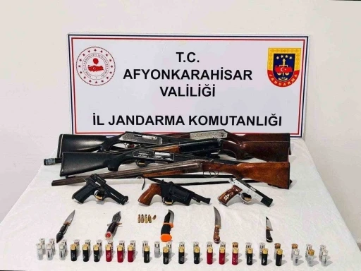Jandarmadan ruhsatsız silah operasyonu: 8 g&ouml;zaltı