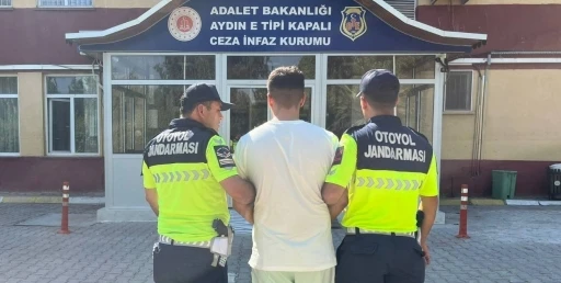 Jandarmanın dikkati sayesinde aranan şahıs yakalandı
