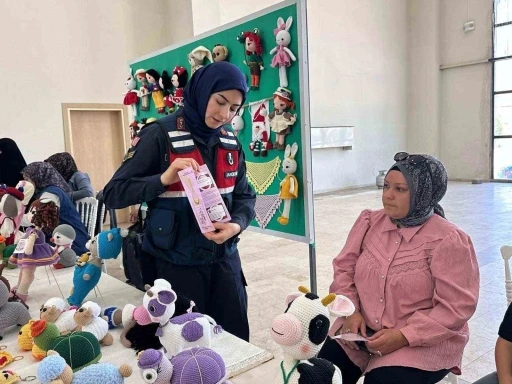 Jandarmanın kadına şiddetle m&uuml;cadele eğitimleri s&uuml;r&uuml;yor
