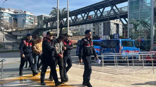 Jandarmayı g&ouml;r&uuml;nce &ccedil;aldıkları avokadoları bırakıp ka&ccedil;tılar
