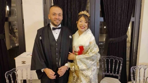 Japon gelin ve T&uuml;rk damat konuklarını kimanoyla karşıladı

