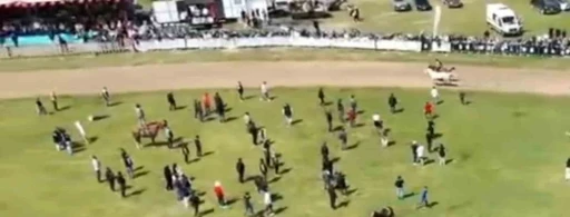 Jokeyi üzerinden attı, yarışa devam etti
