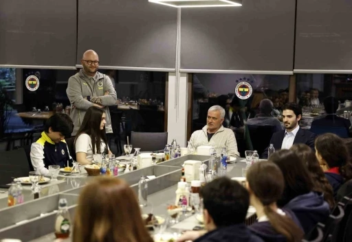 Jose Mourinho, bursiyer çocuklarla iftarda buluştu
