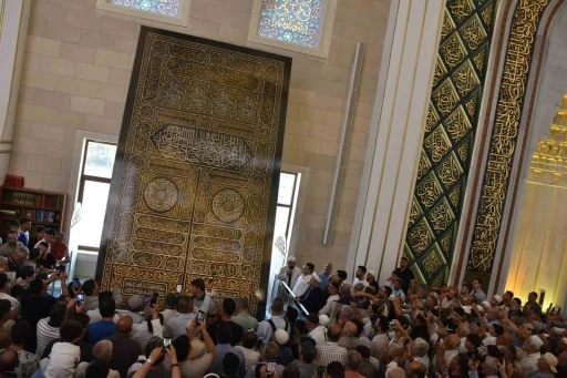Kabe&rsquo;nin kapı &ouml;rt&uuml;s&uuml; Millet Cami ve K&uuml;lliyesi&rsquo;nde sergileniyor
