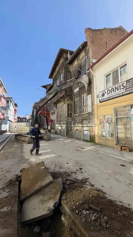 Kabloları kurtarmak isterken canını hi&ccedil;e saydı
