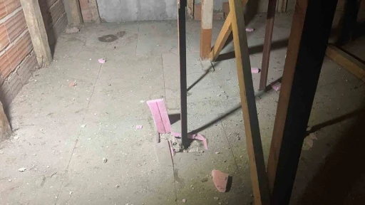 Kabus gibi gece: Yıldırım 4 katlı binanın çatısına düştü, mahalleli sokağa döküldü
