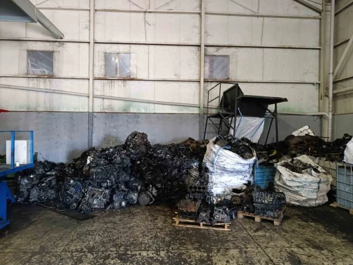 Ka&ccedil;ak araba par&ccedil;aları gizlenen depoya operasyon: 100 milyon lira değerinde par&ccedil;a ele ge&ccedil;irildi
