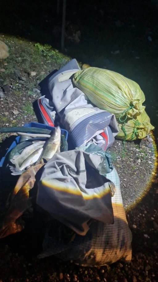 Ka&ccedil;ak balık avı yapan şahıslar fotokapana yakalandı
