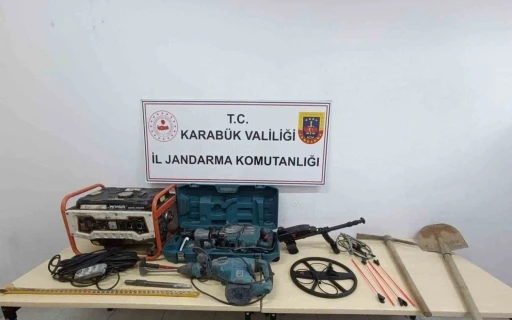 Ka&ccedil;ak kazı ve uyuşturucu operasyonlarında 10 ş&uuml;pheli yakalandı
