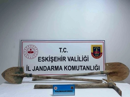 Ka&ccedil;ak kazı yapan 2 kişi su&ccedil;&uuml;st&uuml; yakalandı
