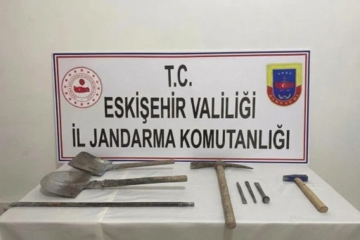 Ka&ccedil;ak kazı yapan 3 ş&uuml;pheli su&ccedil;&uuml;st&uuml; yakalandı
