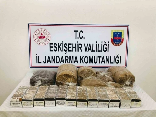 Kaçak tütün ve cep telefonu satmak isteyen şahısları jandarma yakaladı

