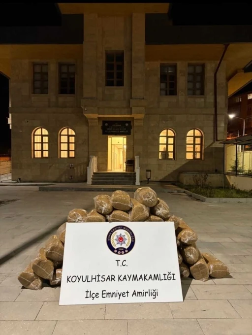 Ka&ccedil;ak t&uuml;t&uuml;nleri a&ccedil;ıktan taşırken yakalandı
