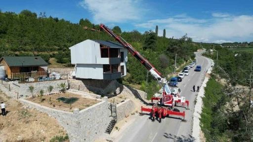 Kaçak villayı vinçle taşıdı
