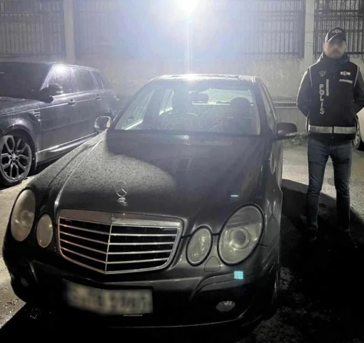 Ka&ccedil;ak&ccedil;ılık polisi, 11 ka&ccedil;ak l&uuml;ks otomobile el koydu