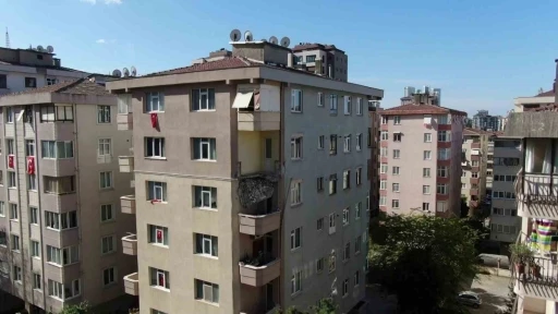 Kadıköy’de balkonu çöken bina dron ile görüntülendi
