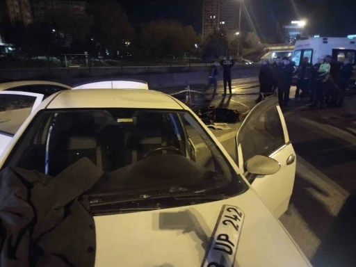 Kadık&ouml;y&rsquo;de emniyet şeridindeki s&uuml;r&uuml;c&uuml;ye otomobil &ccedil;arptı: 1 &ouml;l&uuml;