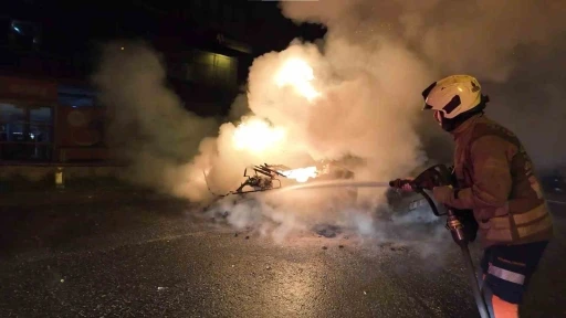 Kadık&ouml;y&rsquo;de korkutan yangın: Motosiklette başladı, otomobile sı&ccedil;radı
