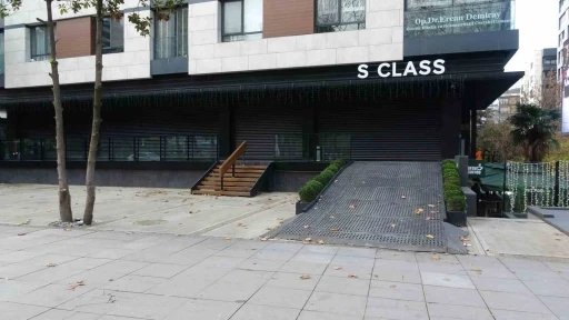 Kadık&ouml;y&rsquo;de l&uuml;ks oto galerisi boşaltıldı: 11 milyar TL&rsquo;lik vurgun iddiası
