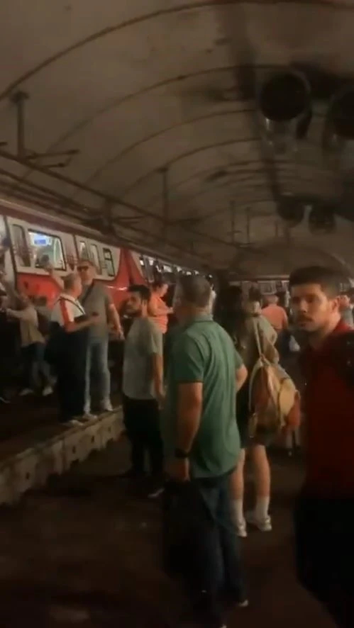 Kadık&ouml;y&rsquo;de metro raydan &ccedil;ıktı, yolcular raylardan y&uuml;r&uuml;yerek tahliye edildi

