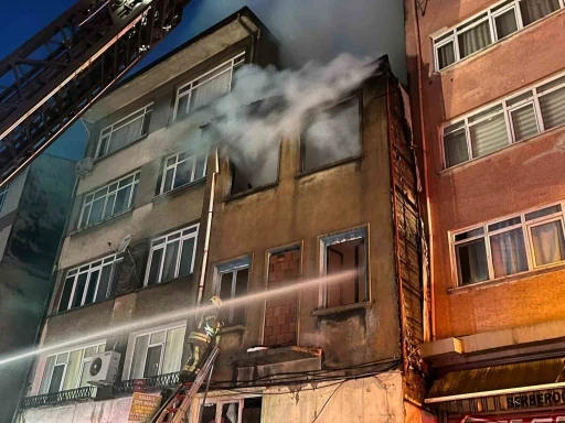 Kadık&ouml;y&rsquo;de metruk binada &ccedil;ıkan yangın korkuttu
