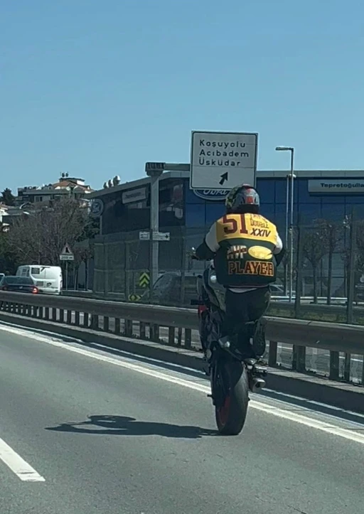 Kadık&ouml;y&rsquo;de plakasız motosikletin tehlikeli yolculuğu kamerada
