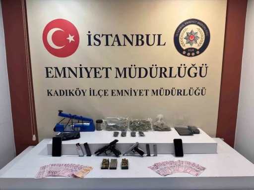 Kadık&ouml;y&rsquo;de "dur" ihtarına uymayan ş&uuml;phelilerden &ccedil;ok miktarda uyuşturucu madde ve ruhsatsız silah &ccedil;ıktı
