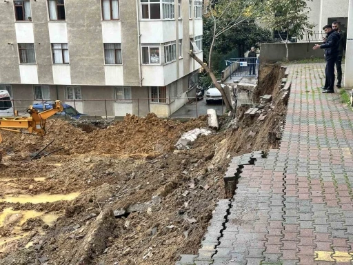 Kadıköy’de yağışlara dayanamayan istinat duvarı çöktü

