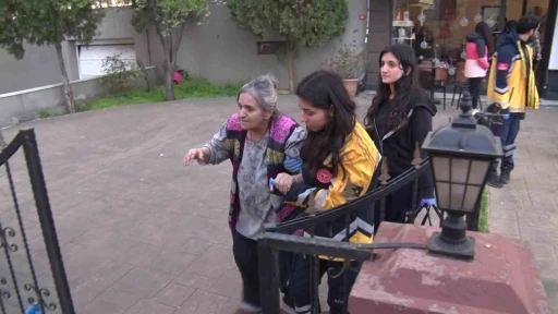 Kadık&ouml;y&rsquo;de yangın paniği: Yaşlı kadın dumandan etkilendi

