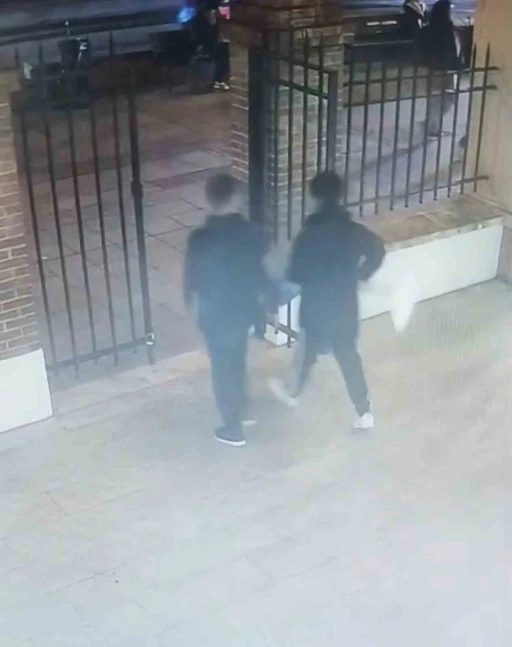 Kadıköy’de yardım kutusu hırsızlığı: Önce gözetlediler sonra çaldılar
