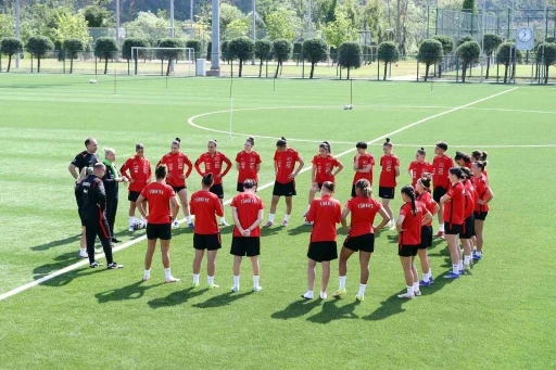 Kadın A Milli Takımı, Malta yolculuğu &ouml;ncesi taktik &ccedil;alıştı

