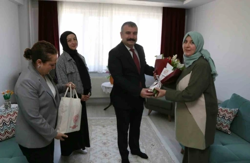 Kadın gaziye ve şehit annesine anlamlı ziyaret
