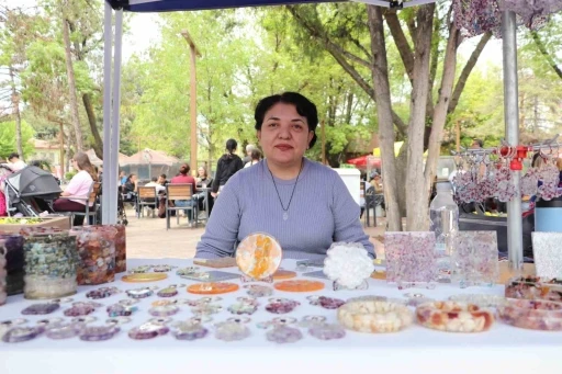 Kadın girişimci, doğal taş bileklik yapımını epoksi sanatıyla birleştirerek sanata d&ouml;n&uuml;şt&uuml;rd&uuml;

