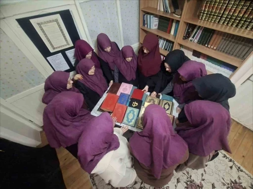 Kadın kursiyerlerden Afrika&rsquo;ya Kur&rsquo;an-ı Kerim hediyesi
