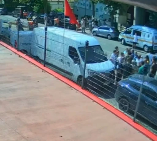 Kadın muhabire görevi başında linç girişimi kamerada: &quot;Paramparça ederiz&quot;
