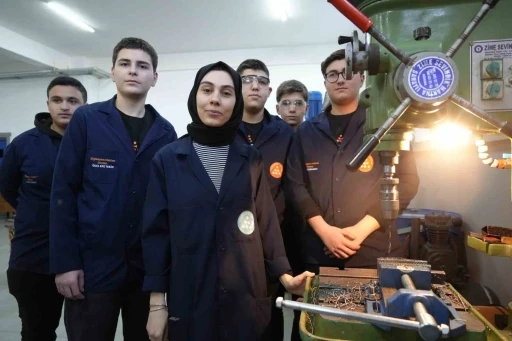 Kadın &ouml;ğretmen torna tezgahında &ouml;ğrencilerine &uuml;retimi &ouml;ğretiyor
