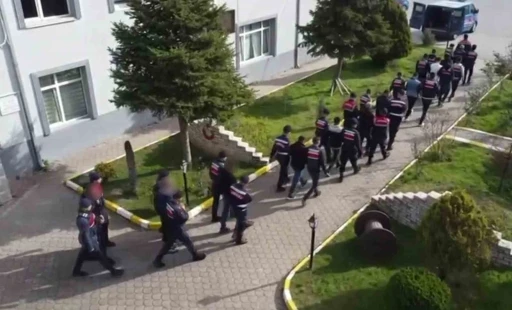 Kadın profilleri ile mesajlaştıkları kişilerin cinsel içerikli görüntülerini kaydedip 500 milyon TL’lik vurgun yapan çeteye darbe
