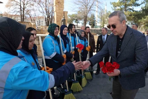 Kadın temizlik görevlileri karanfillerle işbaşı yaptı
