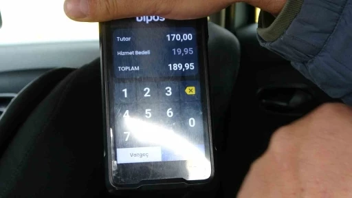 Kadın yolcu ile taksicinin hizmet bedeli tartışması: "Haram olsun" diyerek ara&ccedil;tan indi
