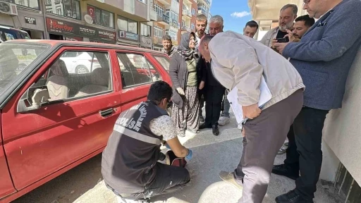 Kadının kapıda unuttuğu &ccedil;antadaki altın ve paraları &ccedil;aldılar
