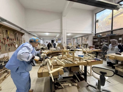 Kadınlar ahşap atölyesinde hem öğreniyor hem üretiyor

