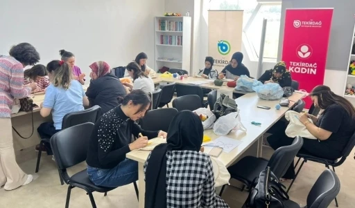 Kadınlar bu merkezde hem &ouml;ğreniyor hem &uuml;retiyor
