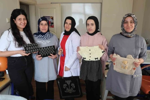 Kadınlar el sanatları kursunda hem sosyalleşiyor hem de öğreniyor
