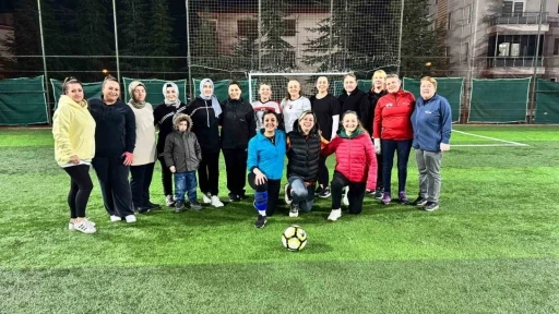 Kadınlar futbol ma&ccedil;ıyla g&uuml;nlerini kutladı
