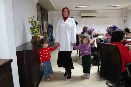 Kadınlar halk eğitimiyle hem sosyalleşiyor hem de gelir elde ediyor
